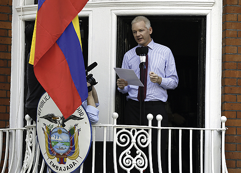 ZAUSTAVITE LOV NA VEŠTICE: Džulijan Asanž na balkonu Ambasade Ekvadora u Londonu / fotografije: tanjug / ap photo
