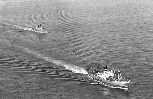NA IVICI NUKLEARNOG RATA: Američki razarač prati sovjetski brod pred obalom Kube... / foto: ap