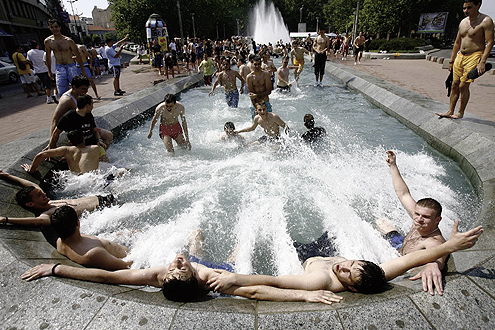 BEOGRAD: Maturanti u fontani / foto: reuters