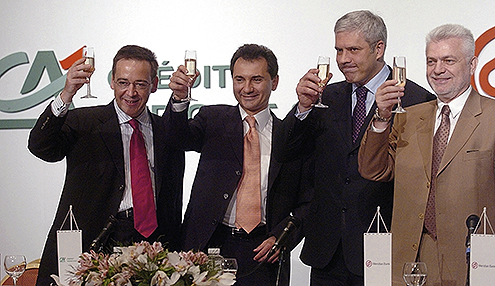 MAJ 2005: Boris Tadić nazdravlja funkcionerima banke Credit Agricole, te Božidaru Đeliću i Tomislavu Đorđeviću povodom preuzimanja Meridian banke / foto: ap photo