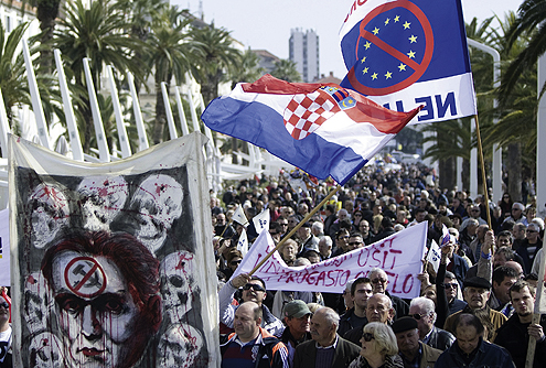ČAS  MAJKA, ČAS MAĆEHA: Protest ratnih veterana u Splitu protiv vlade Jadranke Kosor / foto: reuters
