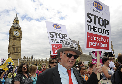 MANITE SE NAŠIH PENZIJA: Protesti u Londonu protiv penzione reforme... / fotografije: reuters