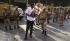 Egipatski vojnik traži da pristalice svrgnutog predsednika Mohameda Morsija da protestuje na trotoaru, dok vojska čuva prilaze Kairskom univerzitetu u Gizi u predgrađu Kaira 4. jula 2013.<br>