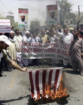 UOBIČAJENA SCENA: Paljenje američke zastave u Pakistanu<br><br>foto: reuters