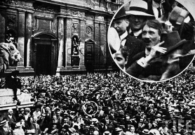 DVE FOTOGRAFIJE HAJNRIHA HOFMANA: Minhen, 2. avgust 1914, Hitler u gomili koja slavi početak rata...