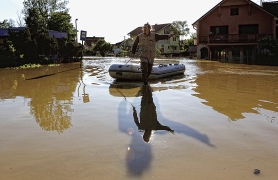 PROBIJANJE KROZ ELEMENTARNU KATASTROFU: Poplave u regionu (Dvorovi kod Bjeljine)<br><br>foto: fonet