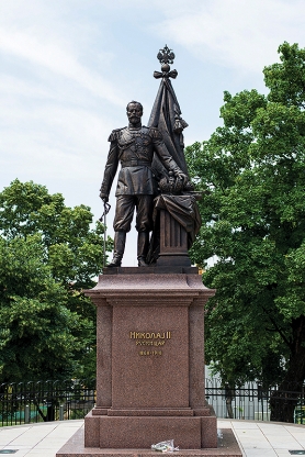 (uvećana slika spomenika caru Nikolaju II)