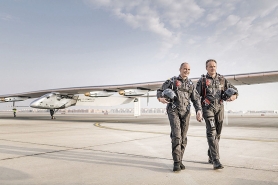PUT OKO SVETA: Piloti Pikar i Bošberg ispred »Solarnog impulsa 2«...